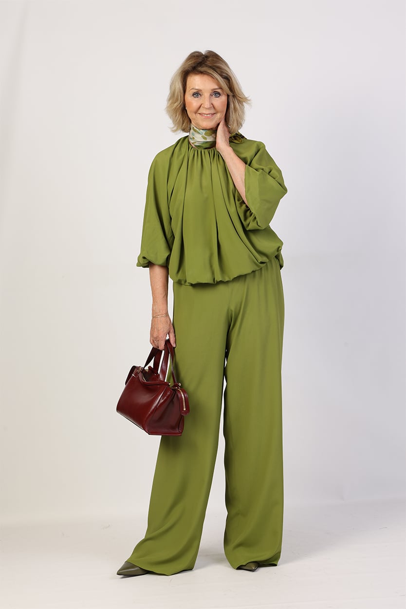 Groene blouse dames combineren met groene pantalon 3 Groene blouse dames combineren met groene pantalon - Afbeelding 3